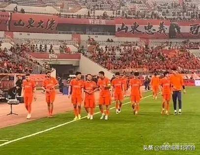 包含巴勒莫宣布续约队长合同，球队稳定核心阵容的词条