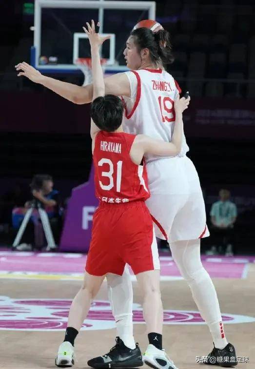 包含组图：中国女篮备战波黑宫鲁鸣给张子宇开小灶的词条