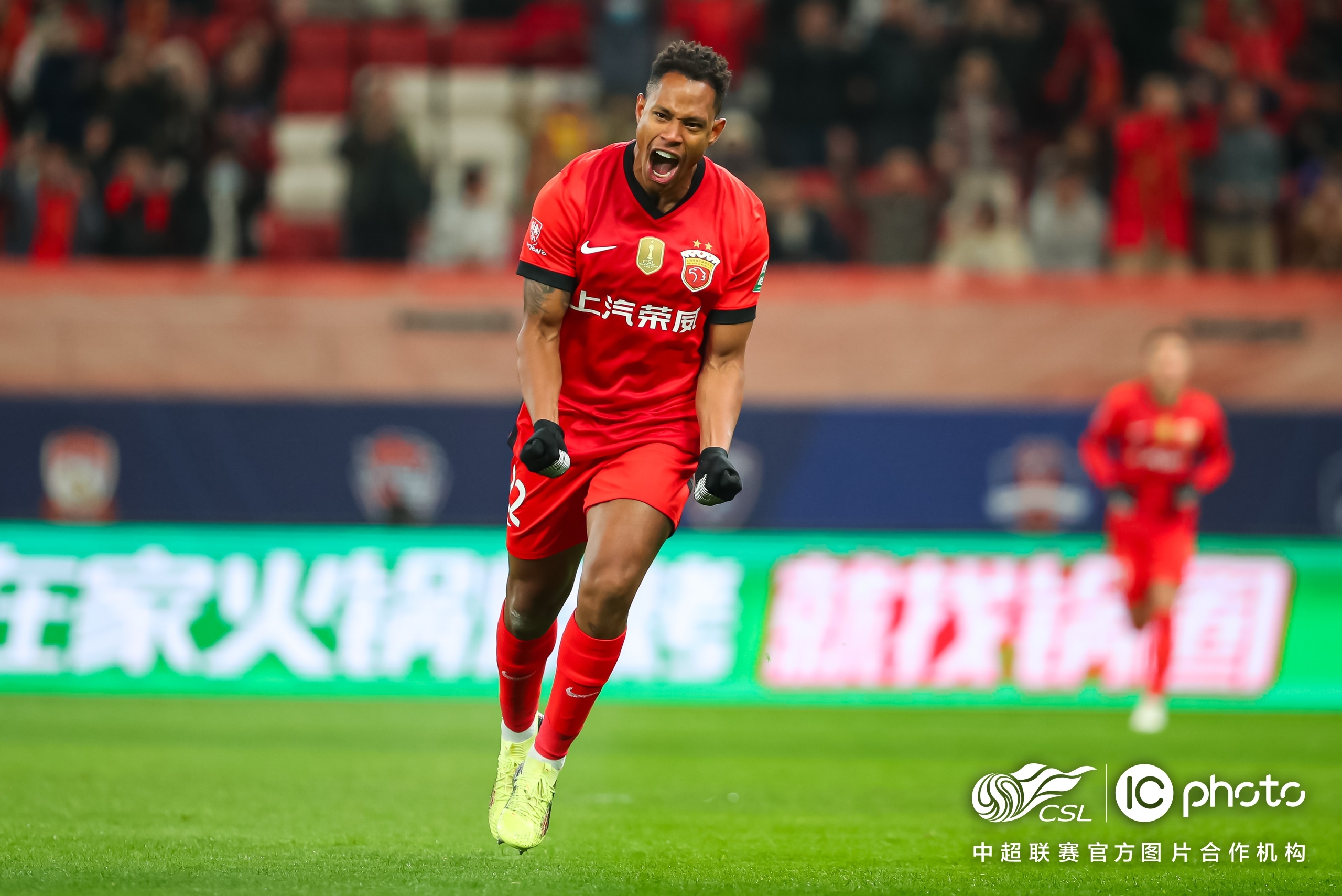 中超前瞻-深圳新鹏城0-3上海海港：年轻人上位，卫冕冠军迎来喘息之机的简单介绍