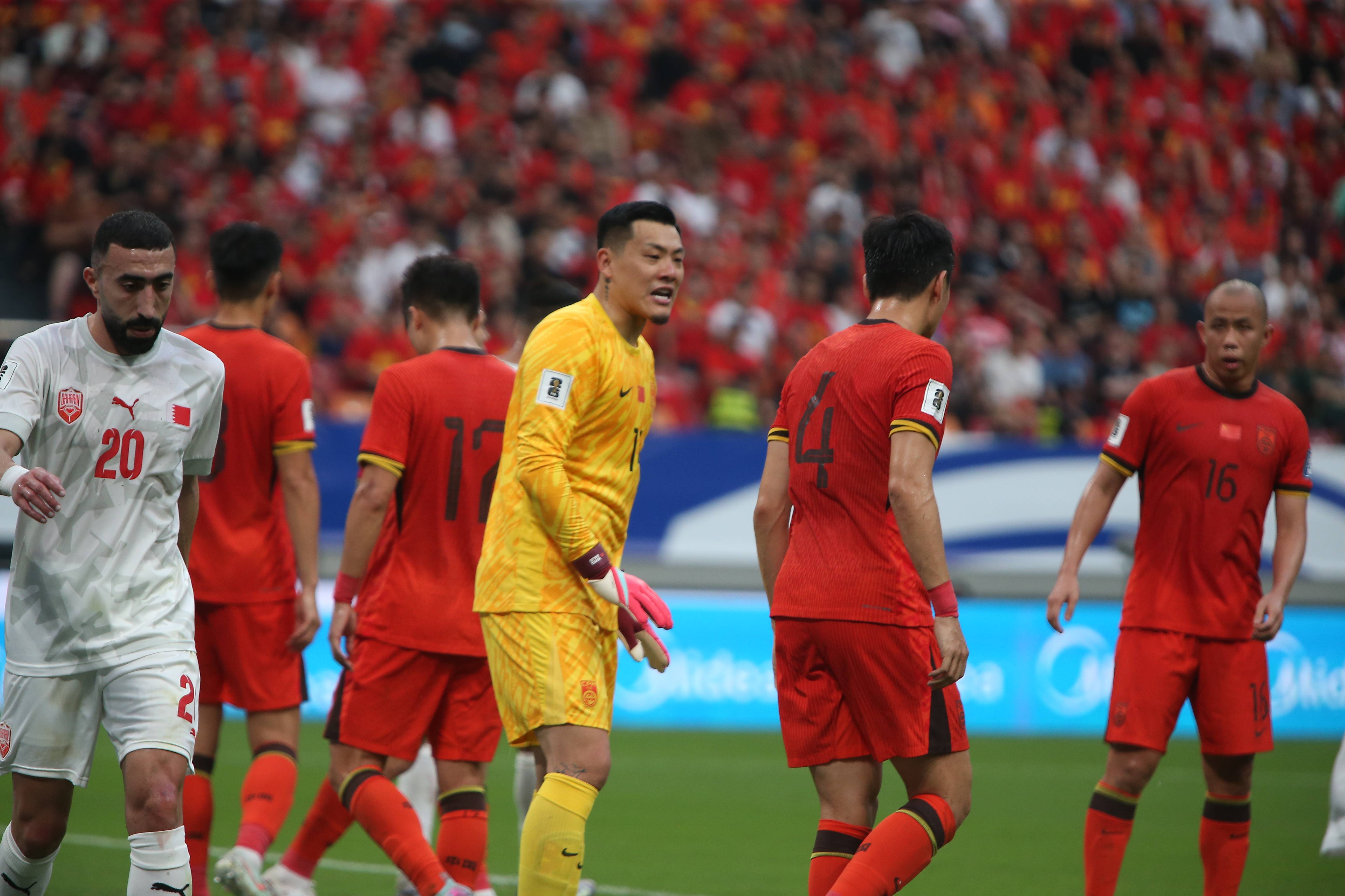 关于国足东亚杯首战出炉！重回双后腰战术，首发11人浮现的信息